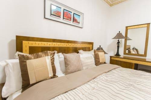 Chambre d’appartement équipé avec literie confortable et coin coiffeuse